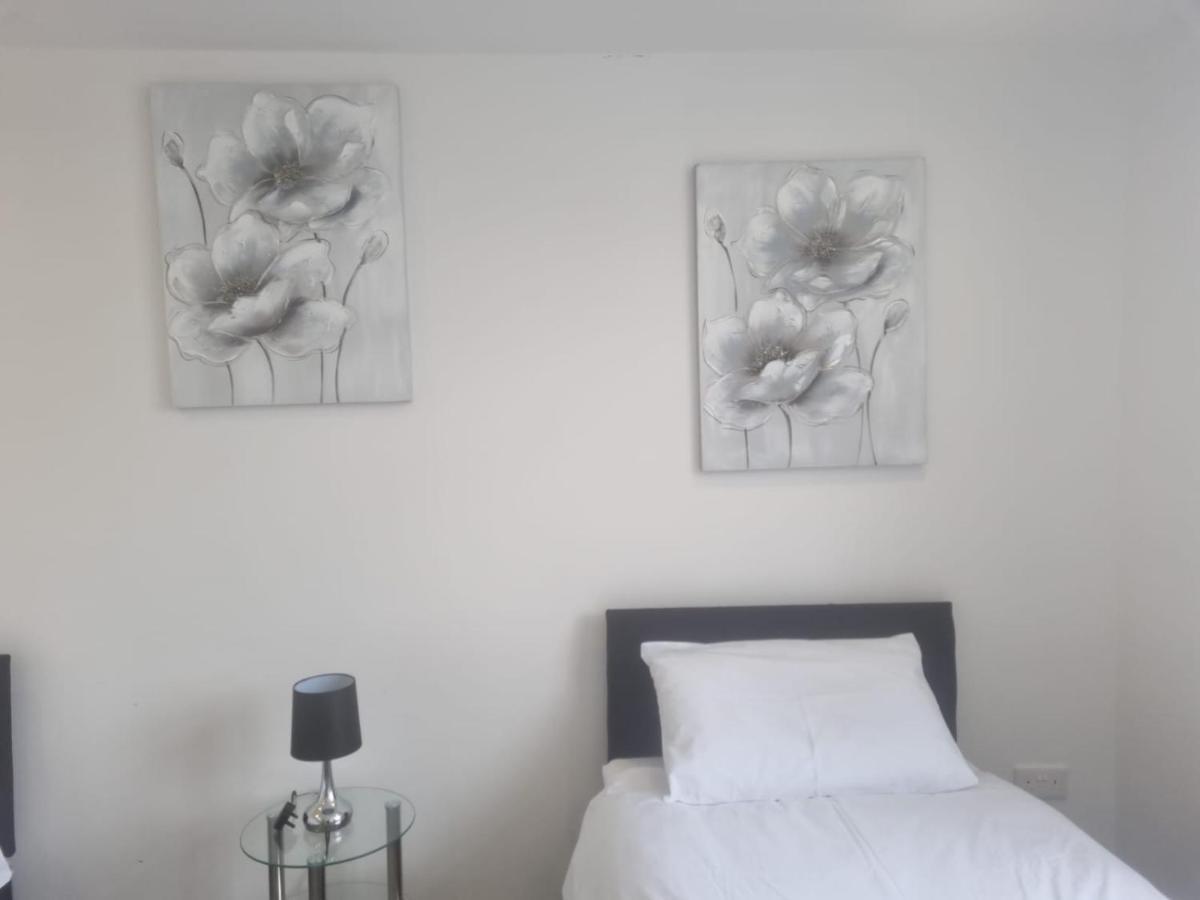 Attractive 2 Bed Free Wi-fi And Parking Apartamento *