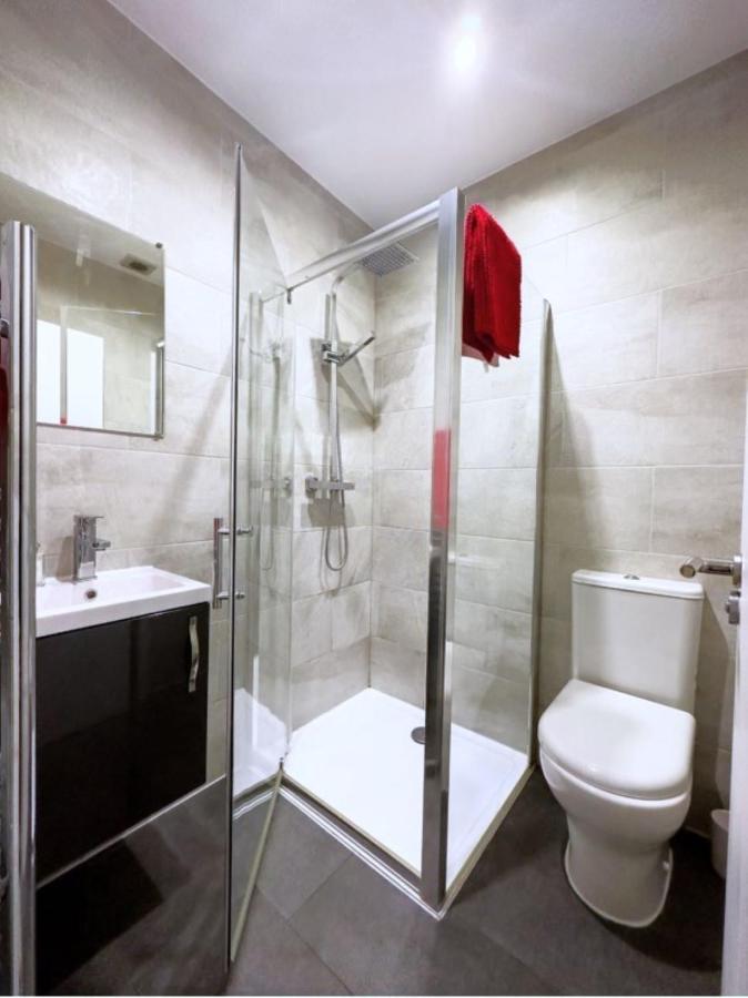 Attractive 2 Bed Free Wi-fi And Parking Apartamento *
